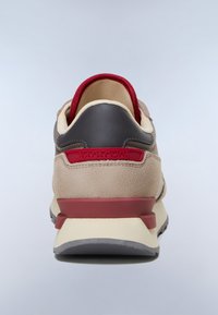 Beiger und grauer Sneaker, von hinten gesehen, mit roten Akzenten und "NAPAPIJRI"-Markierung am Fersenlaschen.