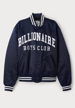 Veste de bombardier marine avec le texte blanc "BILLIONAIRE BOYS CLUB", des poignets en rib Stop stripe, des boutons-pression et des poches latérales. Finition satinée.