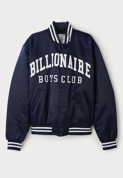 Námornícka bomber bunda s bielym textom "BILLIONAIRE BOYS CLUB", pruhovanými rebrovanými manžetami, patentnými gombíkmi a bočnými vreckami. Saténový povrch.