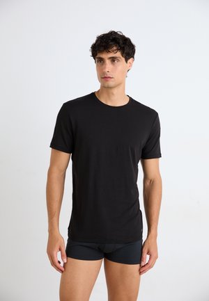 T-shirt noir à col rond avec des manches courtes, fabriqué à partir d'un tissu lisse. Design ajusté sans logos ou motifs visibles.