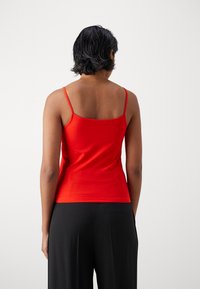 Calvin Klein Jeans MONOLOGO STRAPPY TANK  - Topp - fiery red
