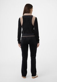 Fila ADRIANO  - Tygbyxor - black