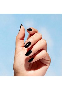 Zwarte, glanzende nagellak op elegant gevormde nagels. De hand is iets geopend tegen een zacht blauwe achtergrond. Scherpe nageltips.