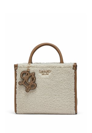 Borsa a mano in tessuto sherpa beige con manici in pelle marrone, bordi e un charm decorativo con il nome del marchio Liu Jo Milano in oro.
