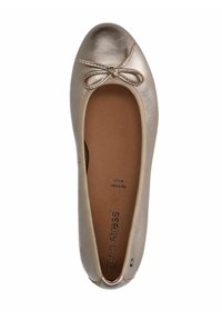 Metallieke gouden ballerina met een ronde neus, decoratieve strik en beige rand. De binnenkant heeft een zachte bruine inlegzool met merklogo.