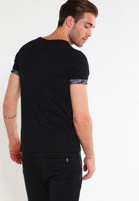 Urban Classics T-shirt print - dark camo