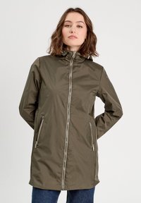 Veste imperméable vert olive avec un col montant, fermeture éclair à l'avant, deux poches latérales zippées et une coupe légèrement cintrée. Texture lisse et mate.