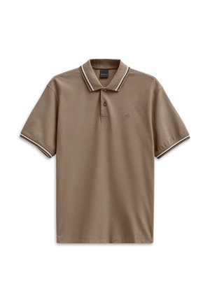 Braunes Polo-Shirt mit klassischem Kragen, kurzen Ärmeln, zweiKnopf-Leiste und kontrastierenden gestreiften Akzenten am Kragen.