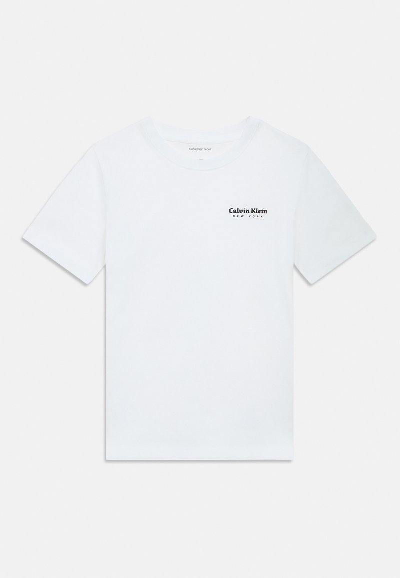 Valge lühikeste varrukatega T-särk ümar kaelusega, mille vasakul rinnal on väike must "Calvin Klein New York" logo.
