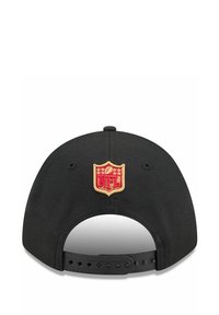 Schwarze Baseballmütze mit einem gewölbten Schirm, ausgestattet mit einem gestickten roten und goldenen NFL-Logo auf der Rückseite und einem verstellbaren Snap-Verschluss.