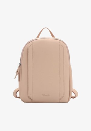 Šviesiai rožinė kuprinė, pagaminta iš lygios sintetinių medžiagų, suapvalintos formos, viršutiniu rankena, šoniniais dirželiais ir subtiliu logotipo akcentu.