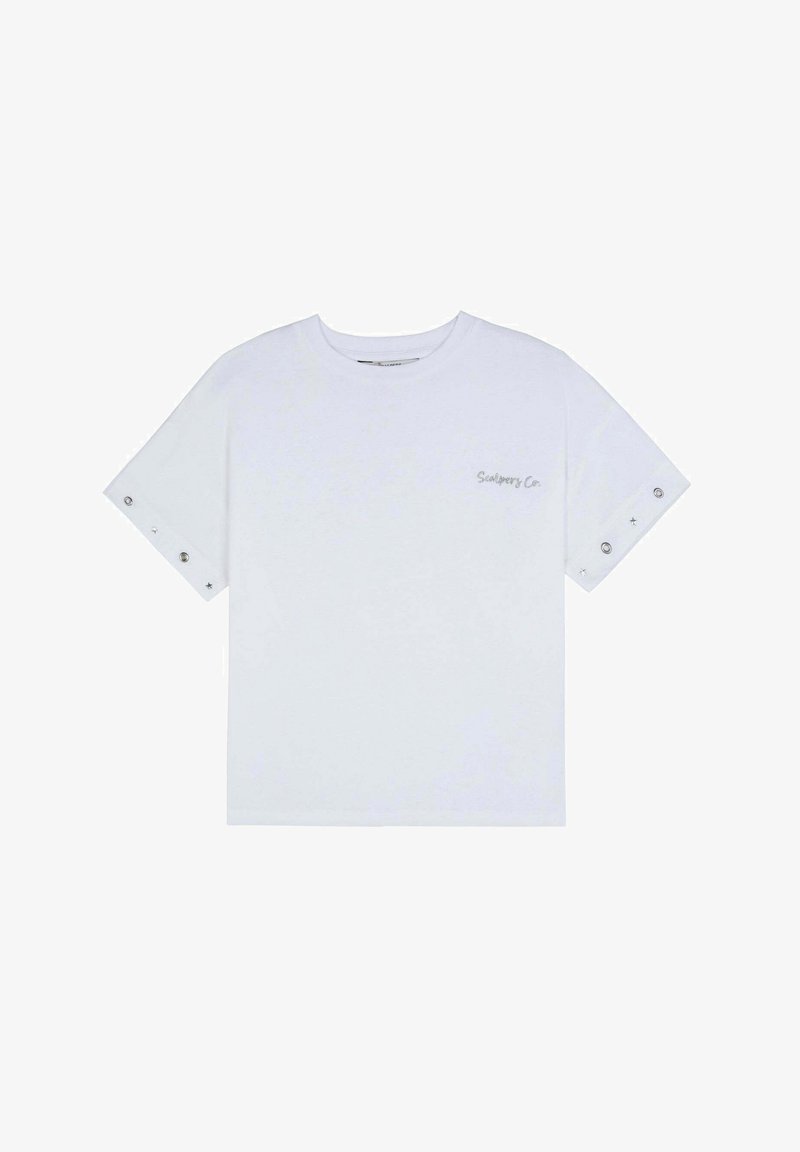 Biała bawełniana koszulka z krótkim rękawem, z metalowymi zatrzaskami w kolorze srebrnym. Dyskretny logo nadrukowane na piersi. Prosty, nieozdobiony design.