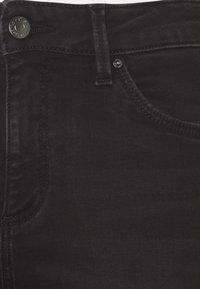 Černé džíny z denimu s hladkou texturou, klasickým pětipocketovým designem, předním zapínáním na knoflík a decentními detaily šití.