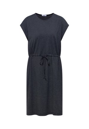 Vestido de rayas finas en blanco y negro, de manga corta, con cuello redondo y cinturón en la cintura.