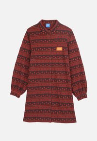 Robe chemise à motifs rouges et noirs avec manches longues, fermeture à boutons devant et étiquette en patch. Présente des motifs géométriques et des accents circulaires.