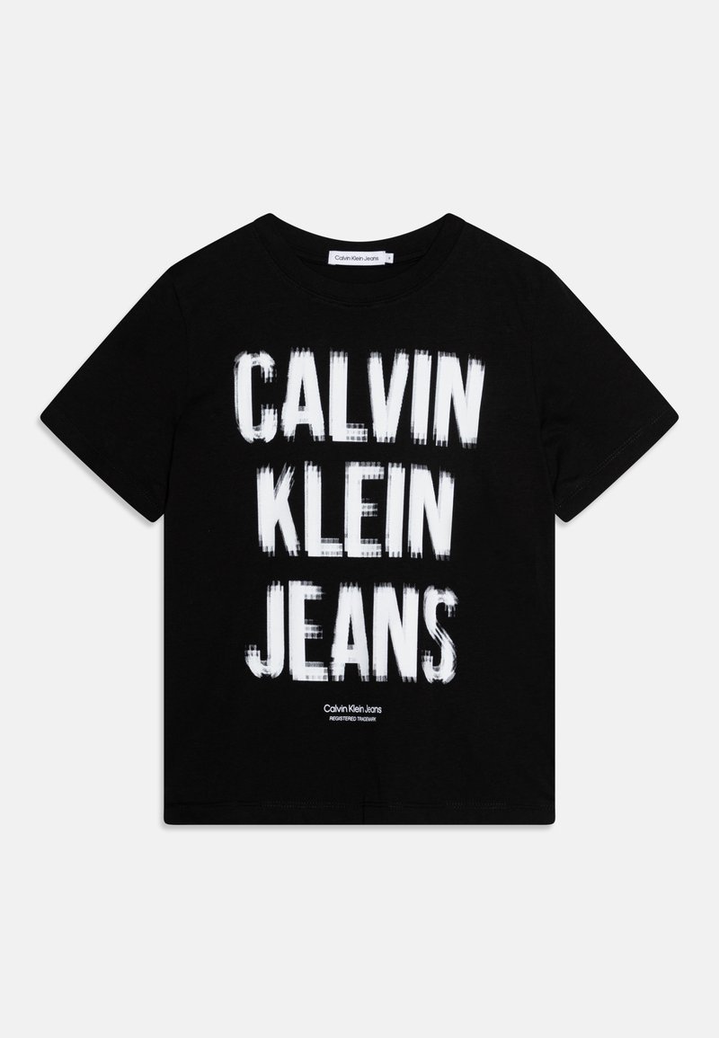 Svart bomulls T-skjorte med fet hvit tekst "CALVIN KLEIN JEANS." Korte ermer og rund halsutringning. Enkelt, uformelt design.