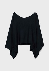 Poncho nero oversize con ampio scollo a V e orlo drappeggiato asimmetrico su sfondo grigio chiaro.