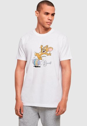 Weißes Baumwoll-T-Shirt mit einem animierten braunen Mäuserich, bunten Akzenten auf einer Spule darunter, rundem Halsausschnitt und kurzen Ärmeln.