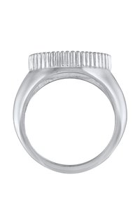 Silver ring med en slät ring och en texturerad, vågig toppaccent. Cirkulär form med en polerad yta och tydliga designlinjer.