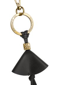 Zwarte leren sleutelhanger met een driehoekig ontwerp en een gouden ring. Inclusief een gegraveerde charme met "MOP" en een textuurafwerking.