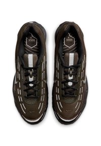 Ζευγάρι αθλητικών παπουτσιών Nike Air Max 2006 σε σκούρο ελιά και μαύρο χρώμα, με μαύρα κορδόνια και λευκές λεπτομέρειες, εμφανιζόμενα από πάνω.