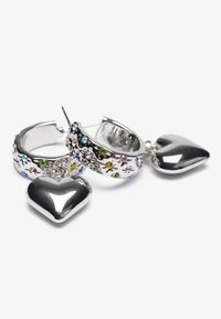 Pendientes de aro plateados con adornos florales coloridos y un colgante en forma de corazón brillante. Presenta metal pulido y un diseño texturizado.