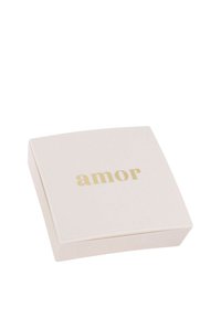 Caja cuadrada de color rosa pálido con un acabado brillante, que presenta la palabra "amor" en letras doradas en la parte superior. Textura suave, diseño minimalista.