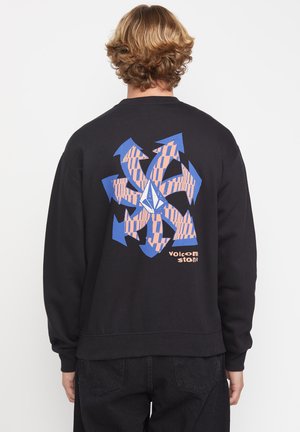 Zwarte sweatshirts met lange mouwen, voorzien van een kleurrijk geometrisch ontwerp op de achterkant, inclusief blauwe pijlen en een oranje patroon.