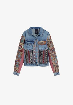 Chaqueta de mezclilla con medios mixtos: cuerpo de mezclilla azul, mangas de tela estampada en rojo, verde y dorado, con texturas y diseños ornamentados.