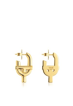 Pendientes de metal en tono dorado con un diseño geométrico, que presentan una combinación de formas circulares y lineales, y un cierre posterior seguro.
