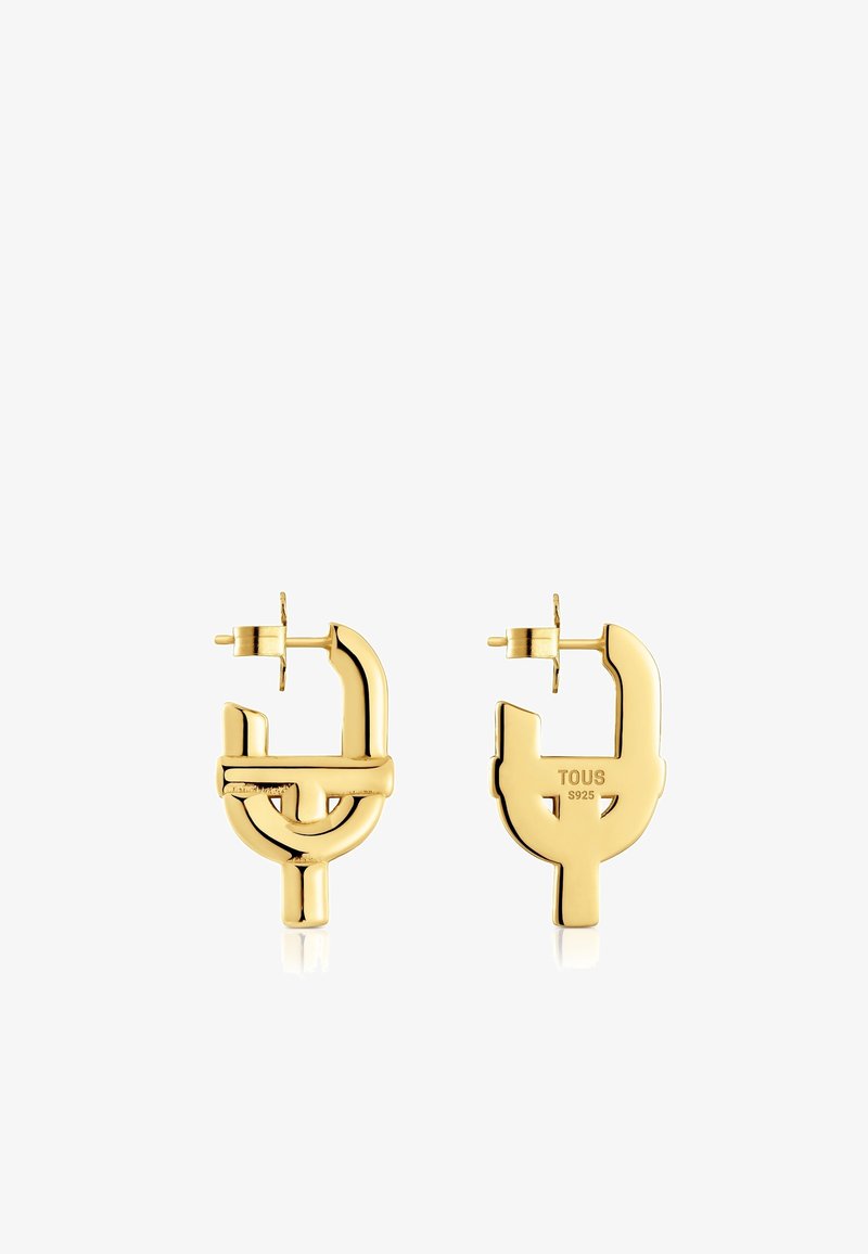 Pendientes de metal en tono dorado con un diseño geométrico, que presentan una combinación de formas circulares y lineales, y un cierre posterior seguro.