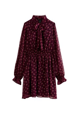 Bordeaux bloemenjurk met een striknek, lange pofmouwen, een elastische taille en doorschijnende stof. Versierd met kleine roze bloemenpatronen.