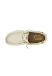 Scarpa slip-on beige chiaro con tomaia in tessuto texturizzato. Presenta una chiusura con lacci, una soletta beige e un sottile dettaglio di branding arancione.