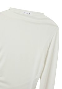 Maglietta bianca a maniche lunghe con una texture liscia, scollo rotondo e un'etichetta sul retro che indica la taglia 'S' di Terranova. Design semplice e minimalista.