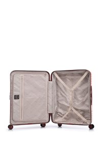 Valigia rigida rosa con un design testurizzato. L'interno è caratterizzato da una fodera beige, una tasca con zip e cinghie regolabili per fissare i contenuti.