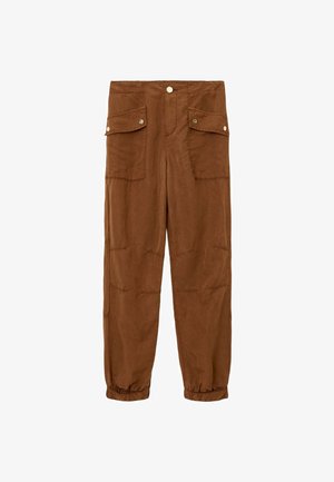 Pantalon marron ample en tissu doux avec deux poches avant à rabat, poignets élastiqués et détails de couture apparents.