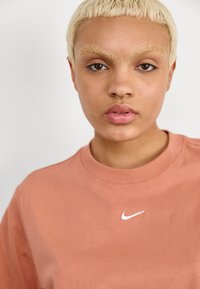 Nike Sportswear TEE - Navadna majica - terra blush