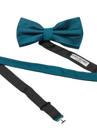 Smaragdgrön silkebowtie med strukturerad yta och svart justerbar rem. Etiketten säger "John Henric, Sverige." Klassisk design för formell klädsel.