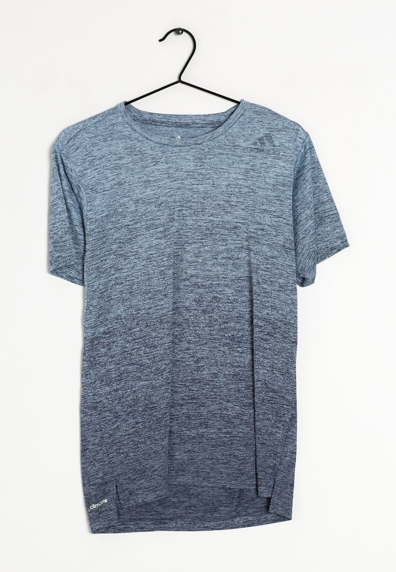 Camisa deportiva de manga corta en un color azul degradado, fabricada con un tejido texturizado, que presenta un logo y aberturas laterales para ventilación.