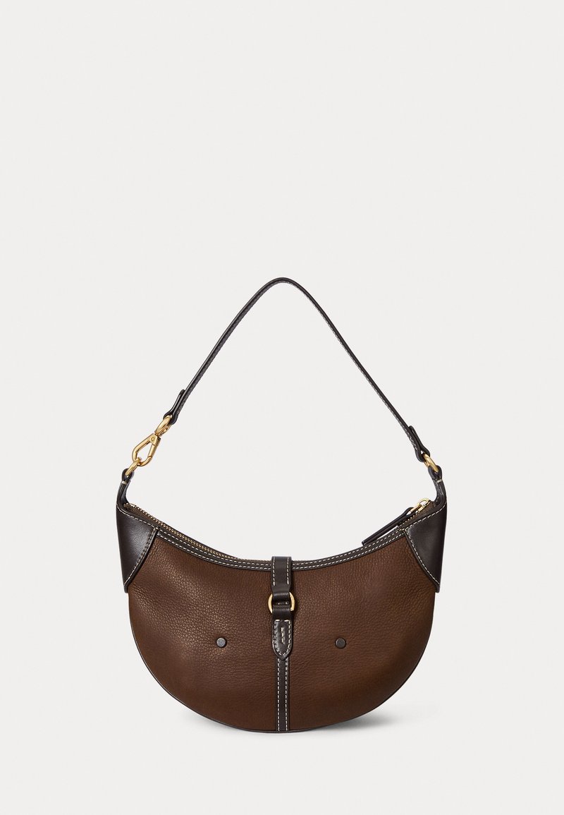 Borsa in pelle marrone a forma di mezzaluna, dotata di una tracolla nera, accessori in oro e dettagli di cucitura bianchi.