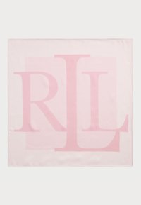 Cachecol de seda rosa com letras grandes e sobrepostas "R", "L" e "L" em um tom mais claro contra um fundo rosa sólido. Textura suave.