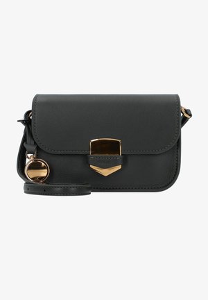 Schwarze Leder-Crossbody-Tasche mit Klappenverschluss, goldfarbenen Beschlägen und einem runden Schlüsselanhänger. Verfügt über eine strukturierte Form und ein minimalistisches Design.