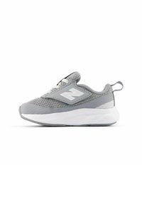 Sneaker New Balance grigia e bianca con tessuto in rete, suola ammortizzata, lacci e linguetta sul tallone, vista di lato su sfondo bianco.