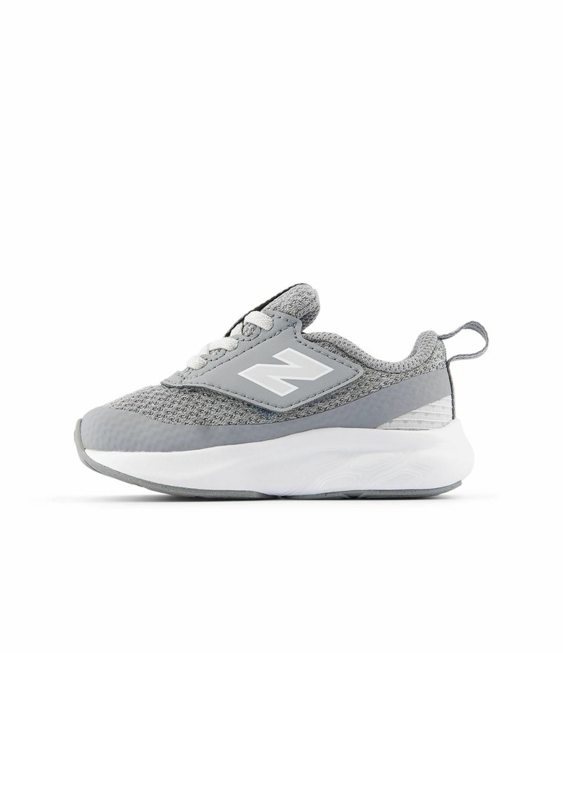 Sneaker New Balance grigia e bianca con tessuto in rete, suola ammortizzata, lacci e linguetta sul tallone, vista di lato su sfondo bianco.