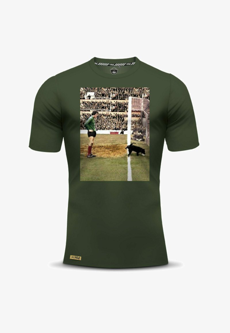 Olijfgroene t-shirt met een vintage print van een doelman en een hond, met een gestructureerde grafische afbeelding tegen een stadionachtergrond.