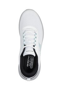 Weißer Mesh-Sportschuh mit strukturiertem Obermaterial, hellblauen Akzenten an den Schnürsenkeln, gepolstertem Kragen und schwarzer Innensohle mit der Aufschrift "Air-Cooled Memory Foam".