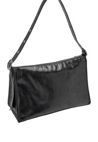 Czarna skórzana torba na ramię o prostokątnym kształcie, gładkiej powierzchni, górnym zapięciu na zamek oraz długim pasku z metalowymi akcentami.