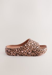 Șlapi cu imprimeu leopard, fabricați dintr-un material flexibil și moale, cu design cu vârf deschis și textură netedă în tonuri de maro și roz.