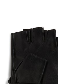 Guanti in pelle neri senza dita con cuciture visibili e una piccola cinghia su sfondo bianco.