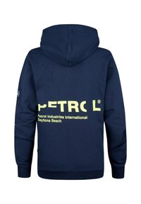 Felpa navy con stampa posteriore in giallo brillante che recita "PETROL" e "Petrol Industries International Daytona Beach". Materiale di cotone, stile pullover.